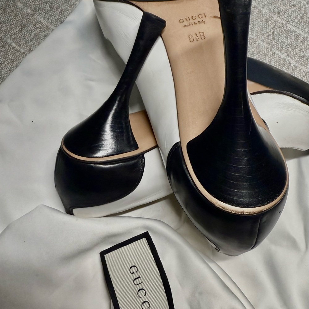 Gucci Two-Tone Black and White Pointed Toe Heels - Picture 2 of 5